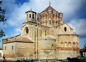 Blick auf die Colegiata von Santa Maria la Mayor, erbaut ab ca. 1160